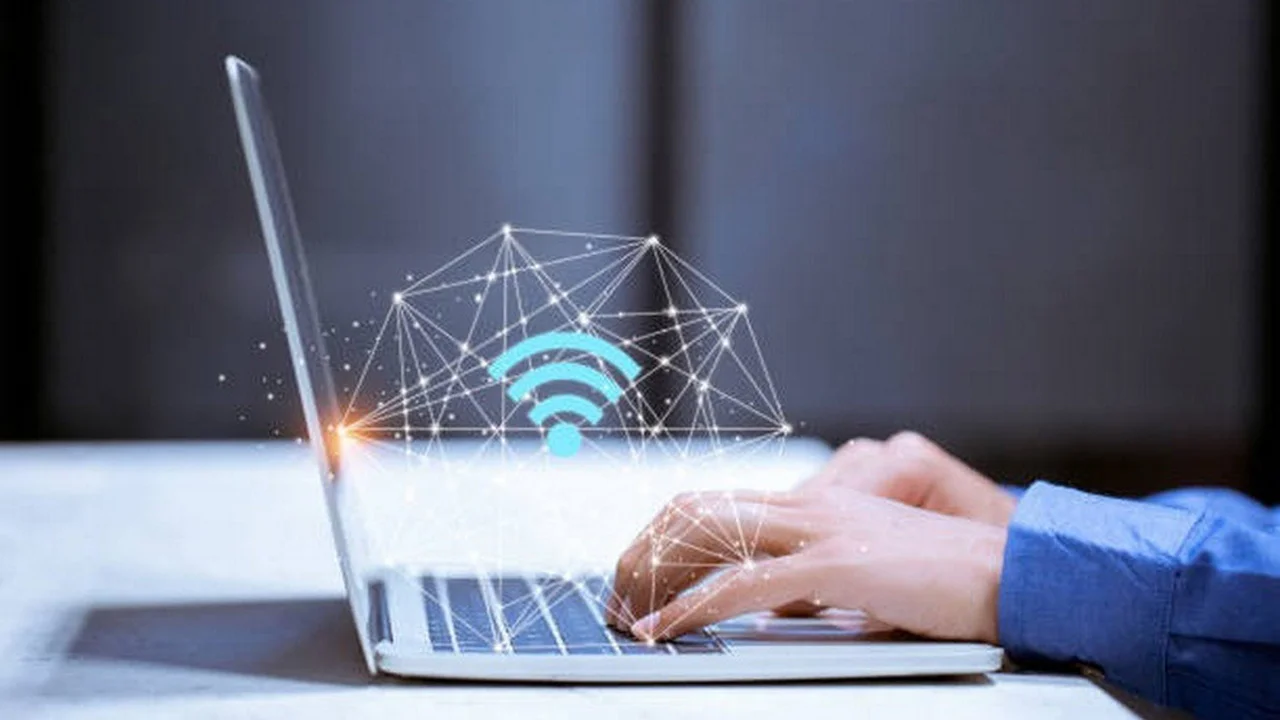 ¡Alerta! El peligro oculto de transferir dinero conectado a un WiFi público: lo que todos deberían saber antes de hacer click