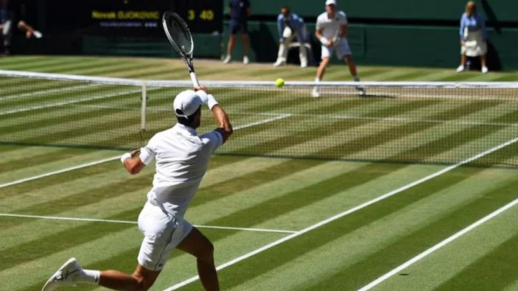 Revolución en Wimbledon: la inteligencia artificial desplaza a los jueces de línea y desata un escándalo histórico