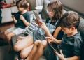Revolución en las vacaciones de invierno: la preocupación de los padres argentinos por el tiempo de pantalla de sus hijos