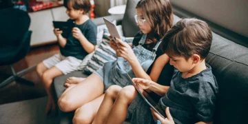 Revolución en las vacaciones de invierno: la preocupación de los padres argentinos por el tiempo de pantalla de sus hijos