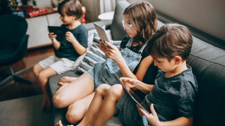 Revolución en las vacaciones de invierno: la preocupación de los padres argentinos por el tiempo de pantalla de sus hijos