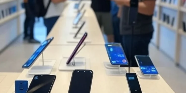 ¡Atención! El Gobierno sorprende al eliminar un polémico impuesto para celulares económicos: ¿cómo influye en tus compras online?