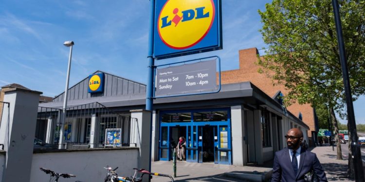 Austria acusa a Lidl y grandes cadenas de supermercados de manipular descuentos: ¿cómo afecta al consumidor?