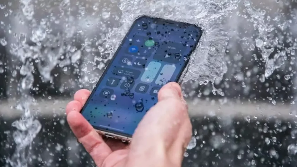 Descubrí por qué tu celular "resistente al agua" puede fallar en la pileta o la playa