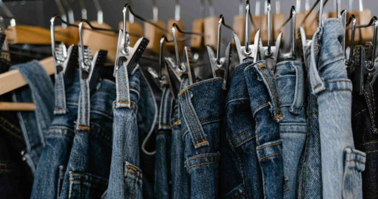 Furor por los jeans: supermercados lanzan descuentos irresistibles de hasta el 50%