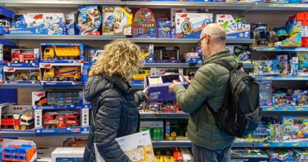 La Tendencia Navideña: La Ropa se Impone sobre los Juguetes en Regalos por Menos de $50 Mil