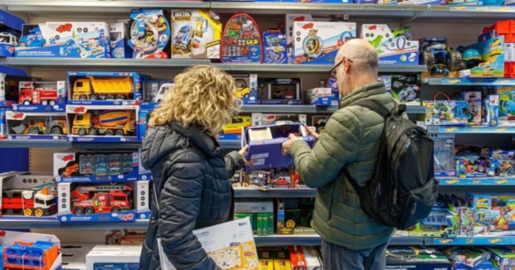 La Tendencia Navideña: La Ropa se Impone sobre los Juguetes en Regalos por Menos de $50 Mil