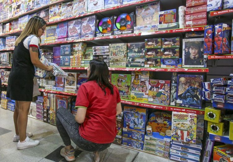 La crisis del consumo impacta el Día del Niño: las ventas caen un 21,1% en Argentina