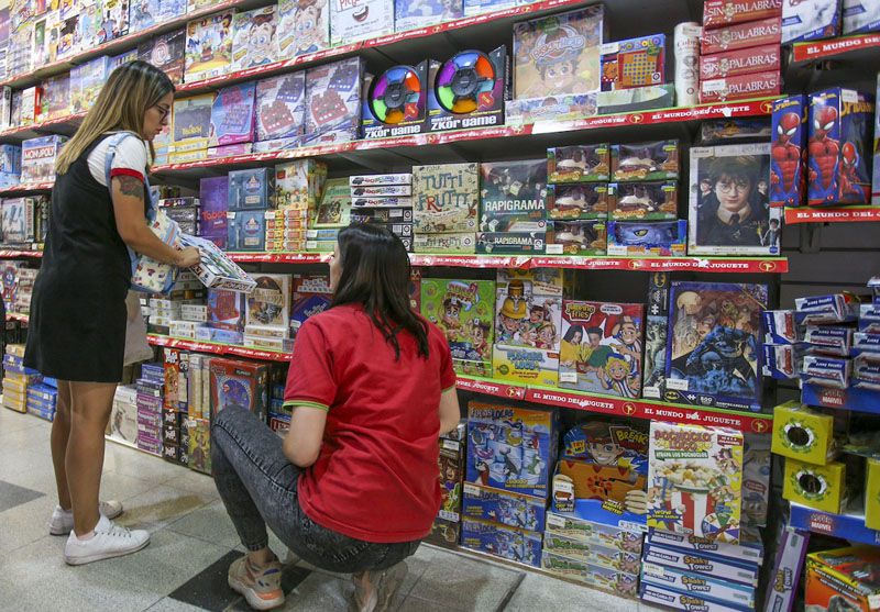 La crisis del consumo impacta el Día del Niño: las ventas caen un 21,1% en Argentina