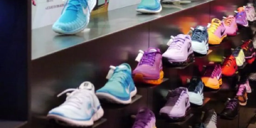 Locura en el outlet de zapatillas de Buenos Aires: precios imperdibles bajo los $40.000 atraen multitudes