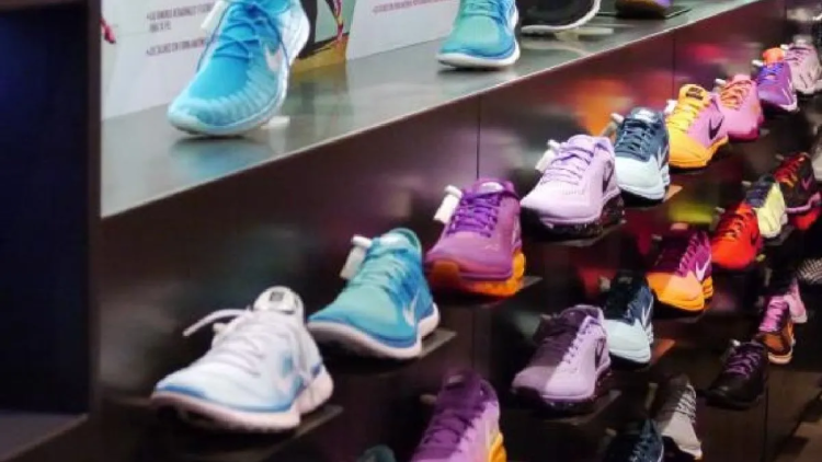 Locura en el outlet de zapatillas de Buenos Aires: precios imperdibles bajo los $40.000 atraen multitudes