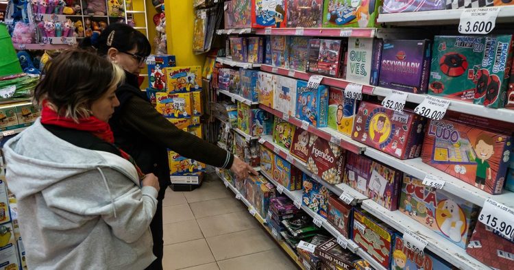 Los argentinos aprietan el cinturón: cómo el Día del Niño sintió el impacto económico pese a las ofertas
