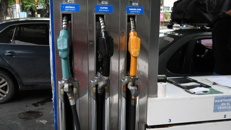 Nafta en ascenso: Estrategias infalibles para ahorrar al máximo en cada carga