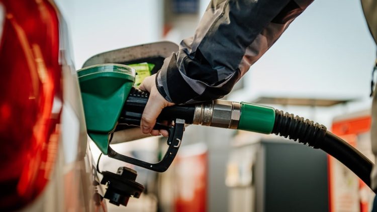 Revolución en el combustible: estaciones sorprenden con descuentos del 30% y reintegros de hasta $40.000 para agosto 2025