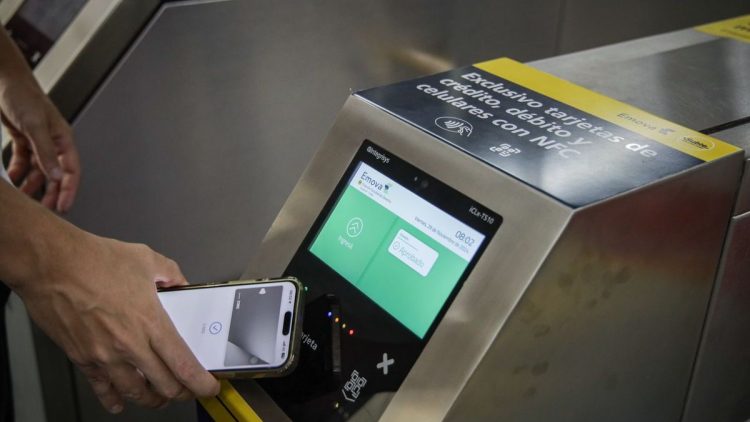Viajar gratis en el Subte de Buenos Aires: así funciona el 100% de reintegro pagando con Visa y tu celular