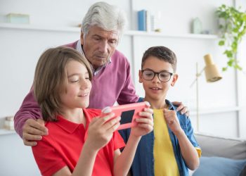 Teléfonos sin Internet para chicos: cuál conviene comprar