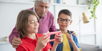 Teléfonos sin Internet para chicos: cuál conviene comprar