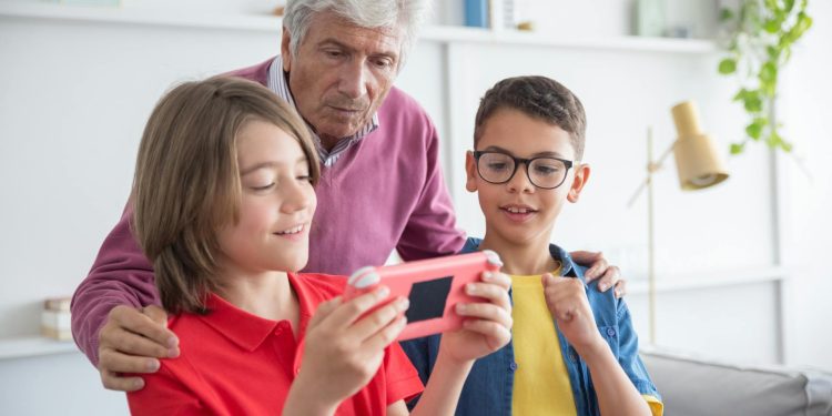 Teléfonos sin Internet para chicos: cuál conviene comprar