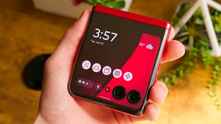 Últimas unidades: El plegable más deseado de Motorola cae a precio de gama media y vuela de los estantes
