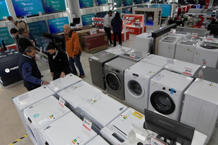 Descuento del 35% y cuotas sin interés: supermercados liquidan electrodomésticos por tiempo limitado