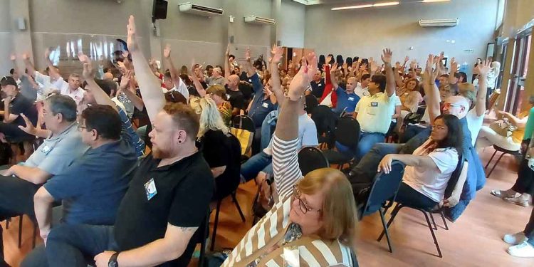 UEPC Dividida: Posible Aceptación de la Oferta Salarial de Llaryora Eleva Tensiones