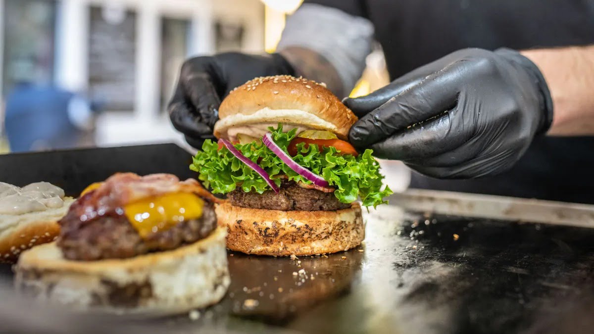 Noche de Hamburguesas en Vicente López: Disfruta de Grandes Descuentos y Shows en Vivo