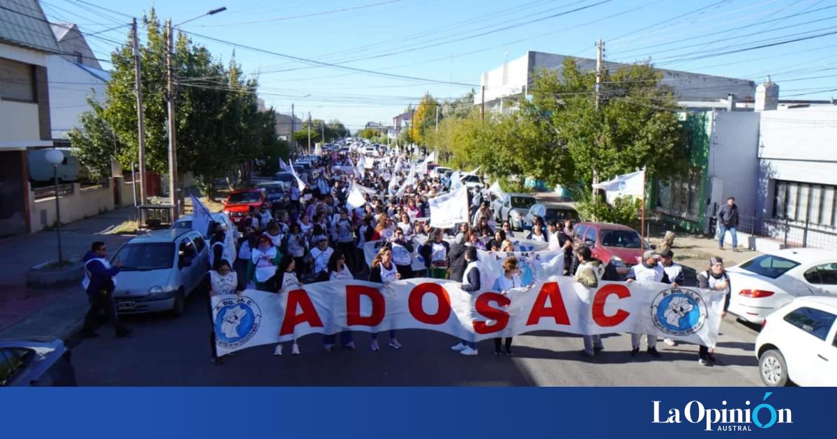 Conflicto Resuelto en Santa Cruz: ADOSAC Acepta Oferta del Gobierno y Finalizan las Tensiones Docentes