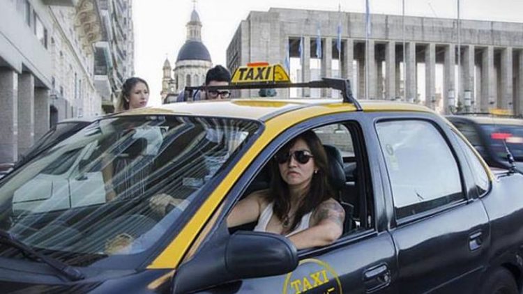 Descenso en la Demanda de Taxis para Mujeres: Cómo la Saturación del Mercado Está Impactando el Servicio