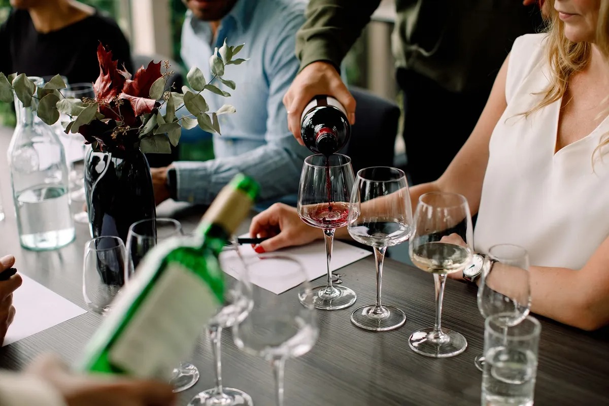 Noche de las Vinotecas en Tres de Febrero: Descubre los Comercios Participantes y las Mejores Promociones | Que Pasa Web