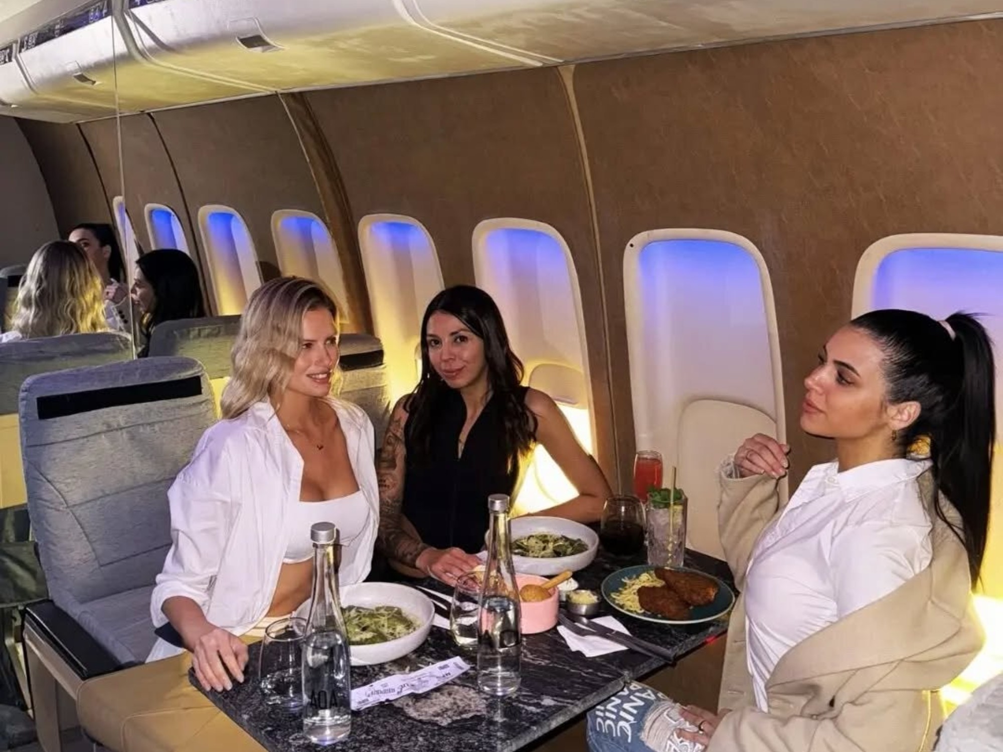 ¡Imperdible! Este bar de Palermo ofrece descuentos y tiene un avión en la terraza