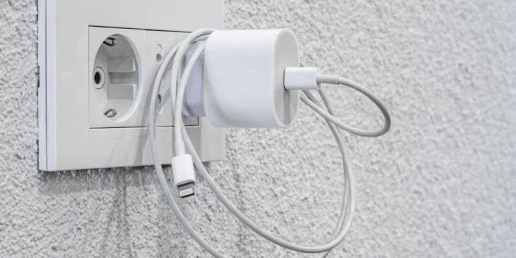 Revelación eléctrica: lo que dicen los expertos sobre dejar cargadores enchufados y cómo afecta tu bolsillo y el medio ambiente