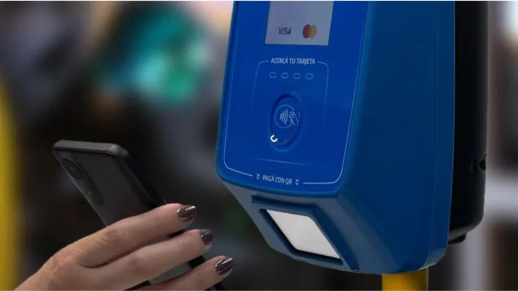 Revolución en el transporte: el boom del pago con QR y tarjetas en el colectivo argentino