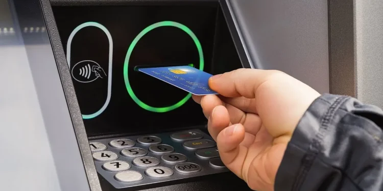 ¿Estás por viajar a España? A partir del 28 de junio, cambia la forma de sacar dinero en los cajeros: lo que todos deben saber