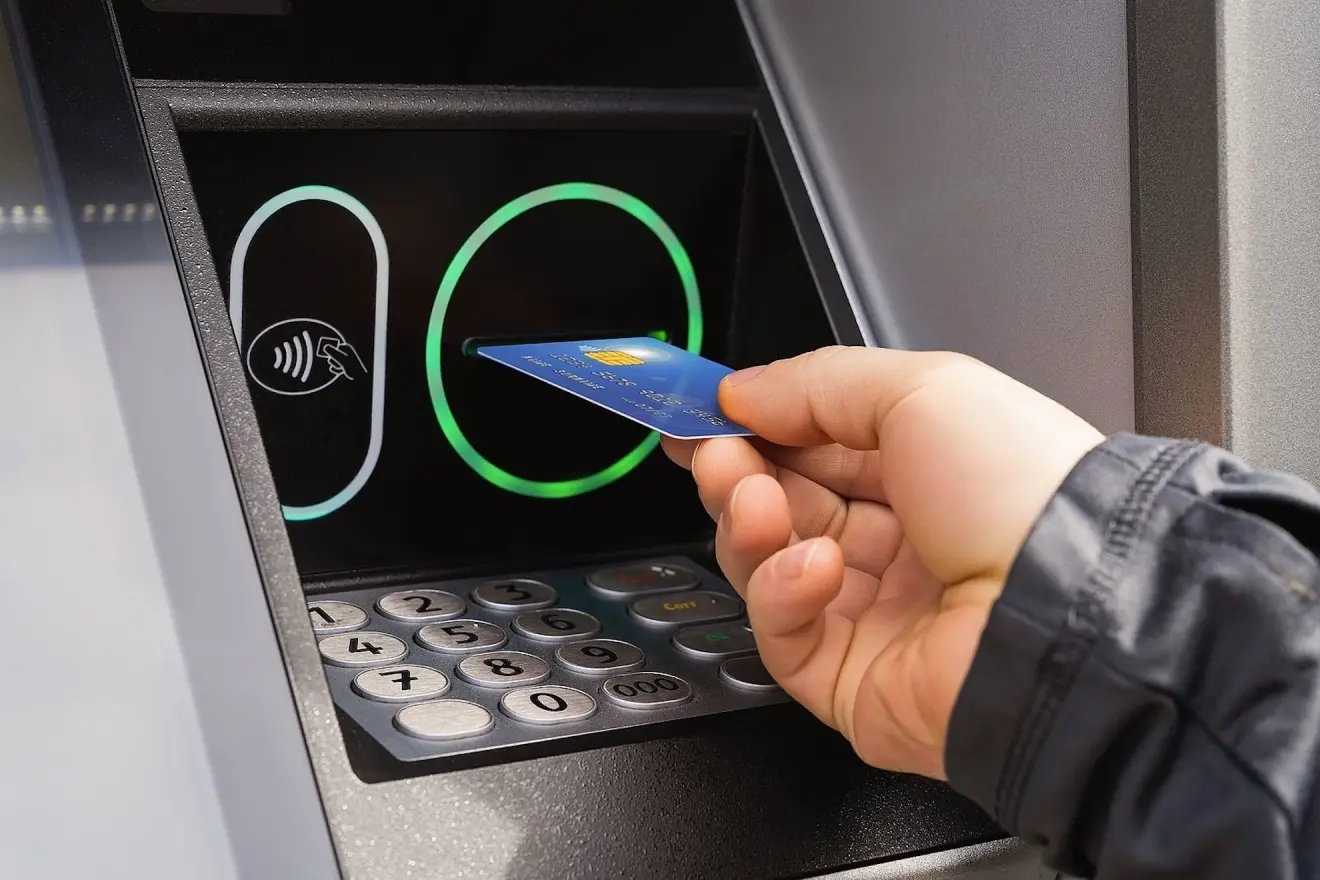 ¿Estás por viajar a España? A partir del 28 de junio, cambia la forma de sacar dinero en los cajeros: lo que todos deben saber